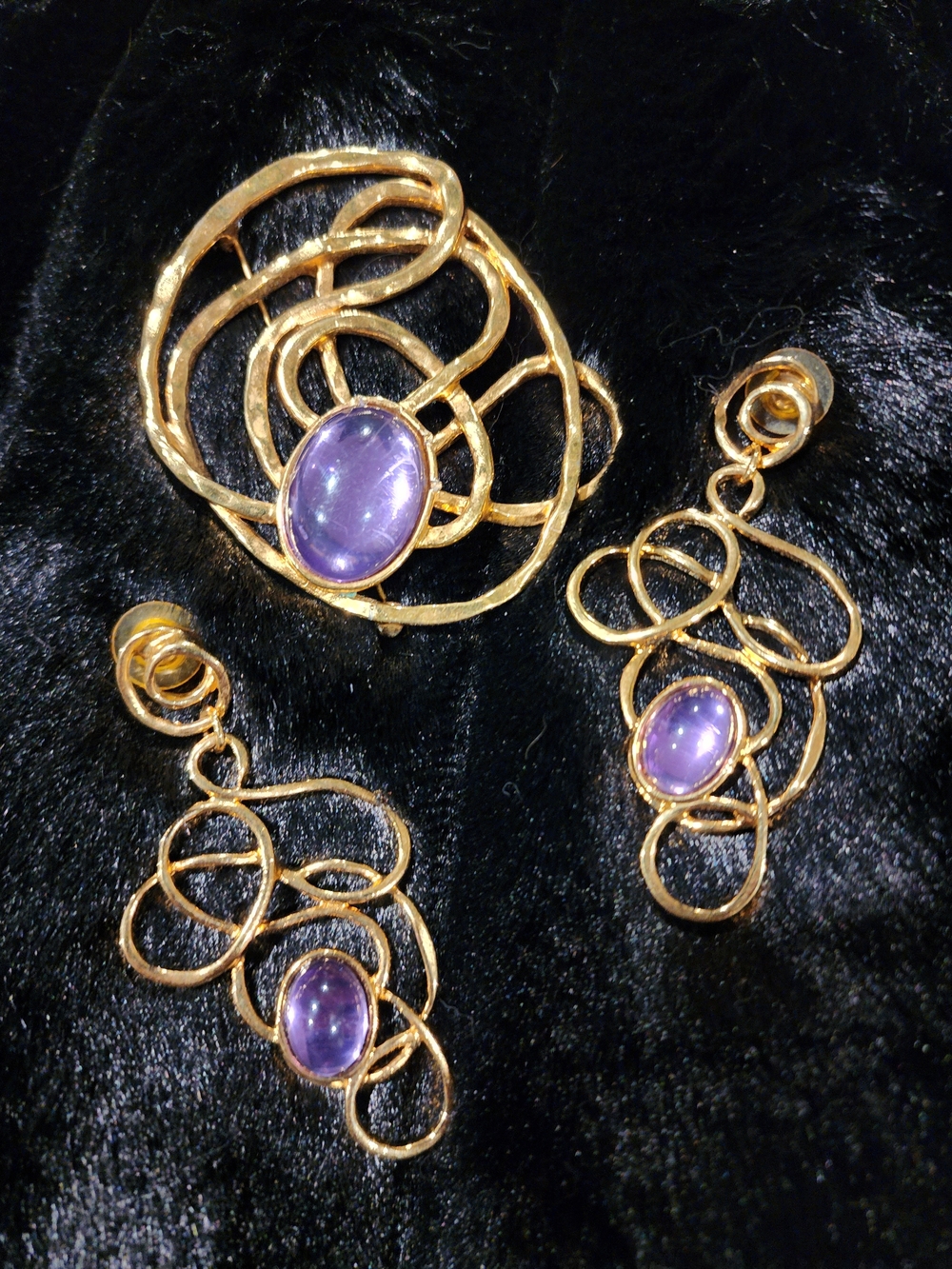 AVON GOLDEN WEB. Gold-Tone Abstract Swirl Earrings with Purple Cabochon Accents